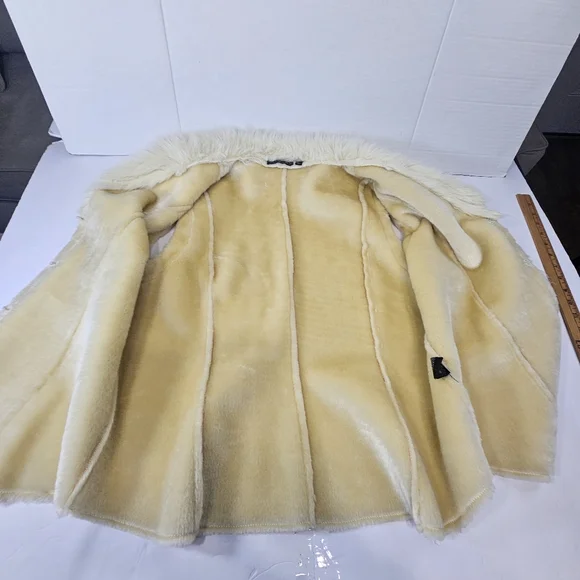 Essentials by Milano Ivory Faux Fur Vest - Picture 5 of 13